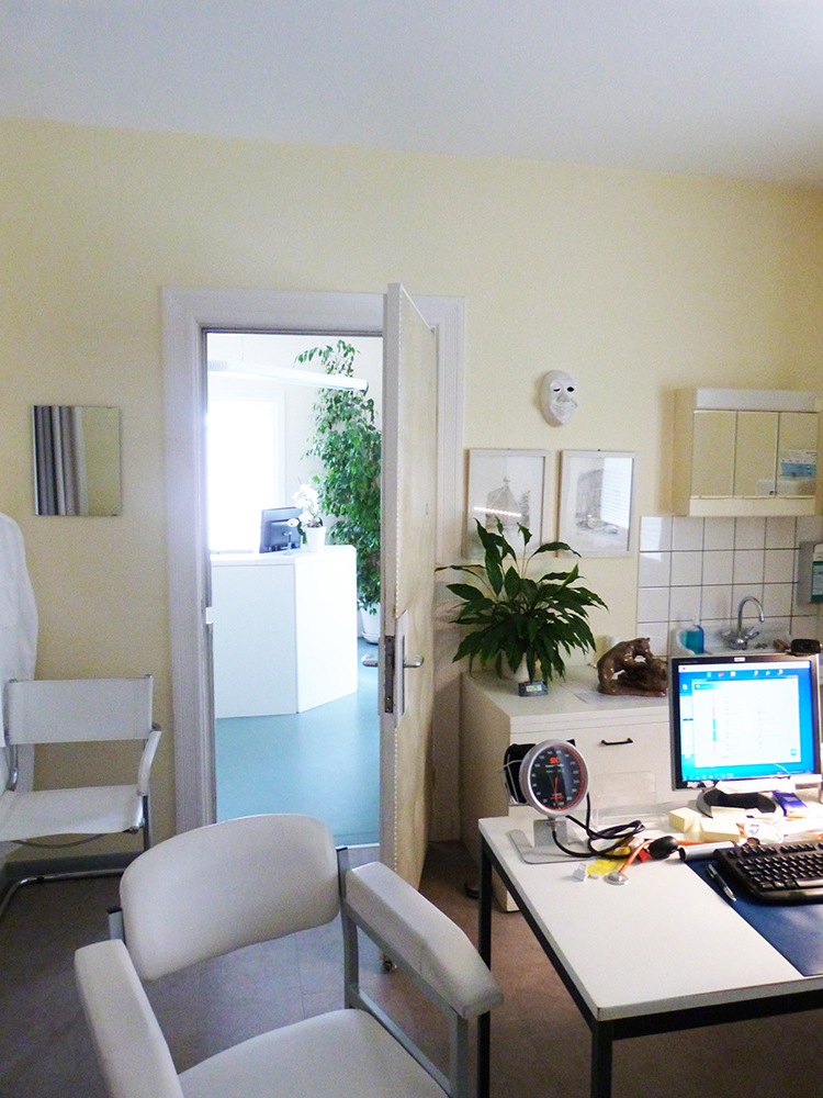 Behandlungszimmer Ein Behandlungszimmer in der Arztpraxis von Dr. med. univ. Christoph Thaler