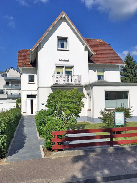 Villa Erlenbrook Die Villa Erlenbrook in Timmendorfer Strand, in welcher sich die Arztpraxis von Dr. med. univ. Christoph Thaler befindet