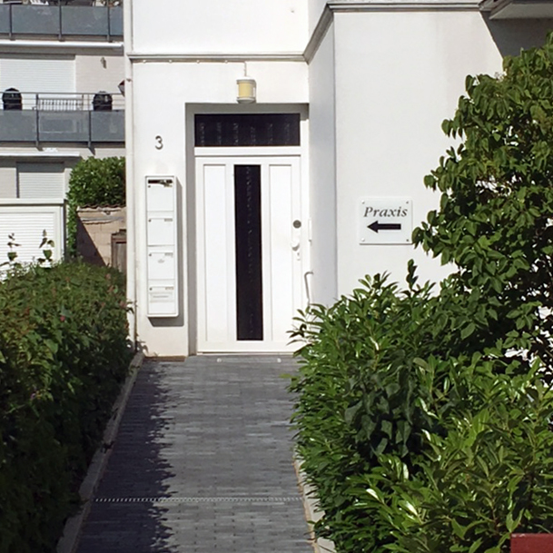 Der Zutritt zur Praxis in der Villa Erlenbrook ist barrierefrei möglich